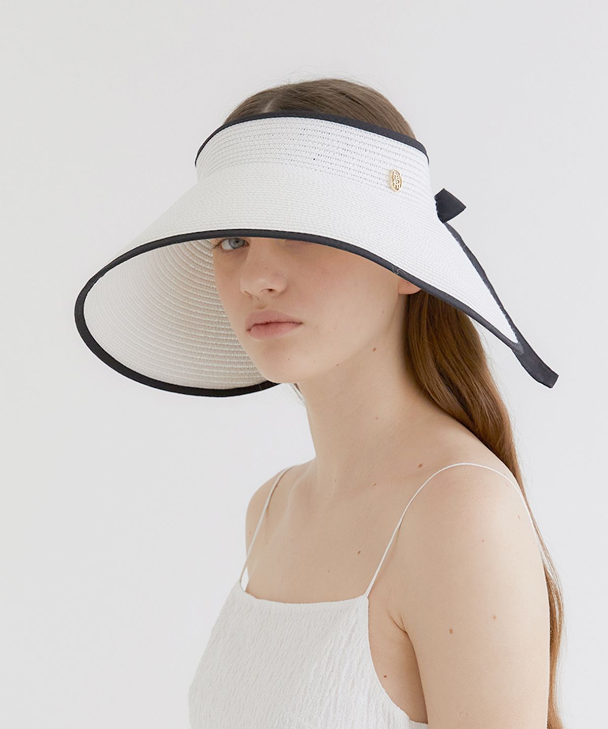 할렌(HALDEN) wide ribbon logo pendant raffia sun visor (C010_white)
