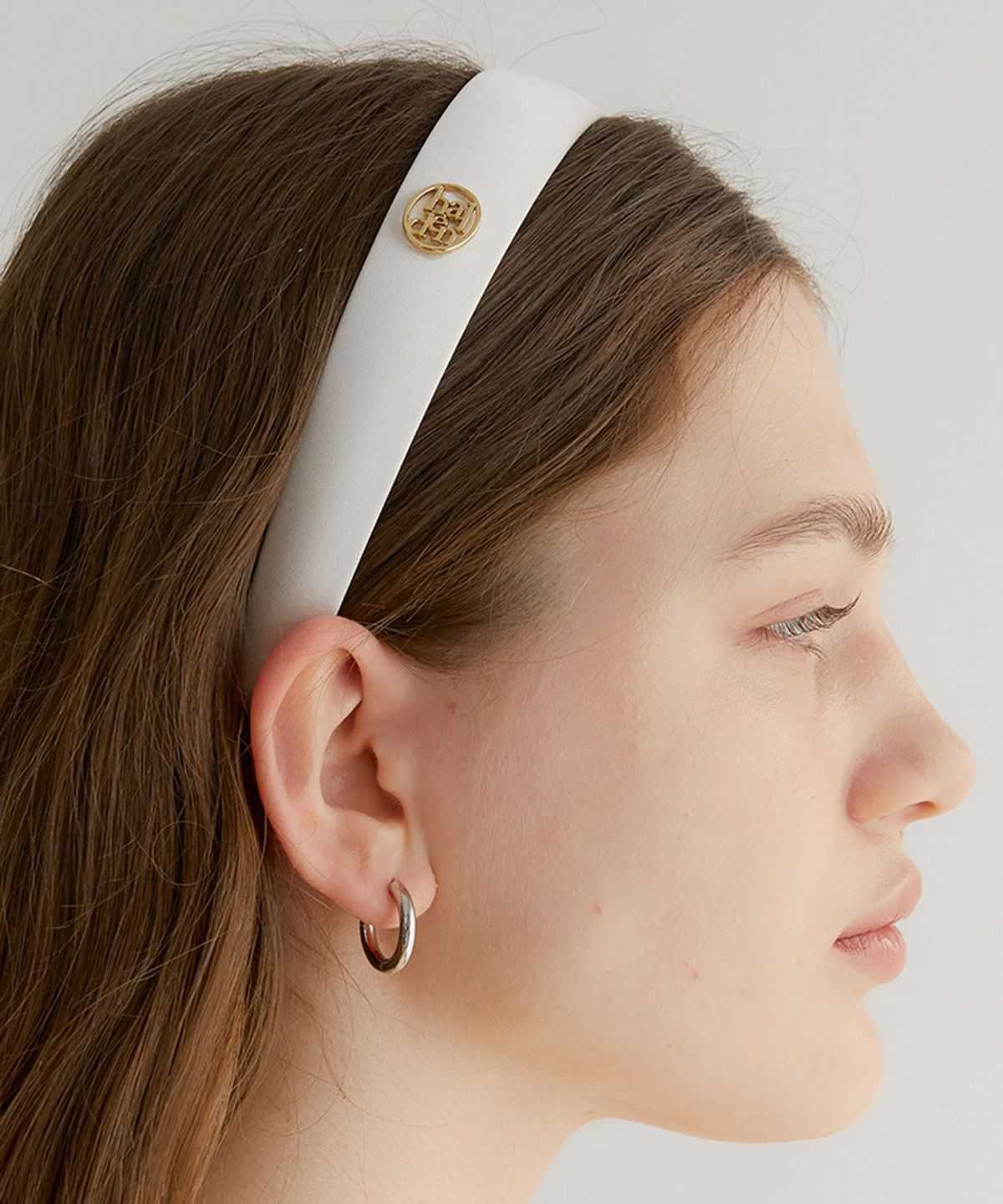 할렌(HALDEN) flat satin logo pendant hairband (H007_ivory)