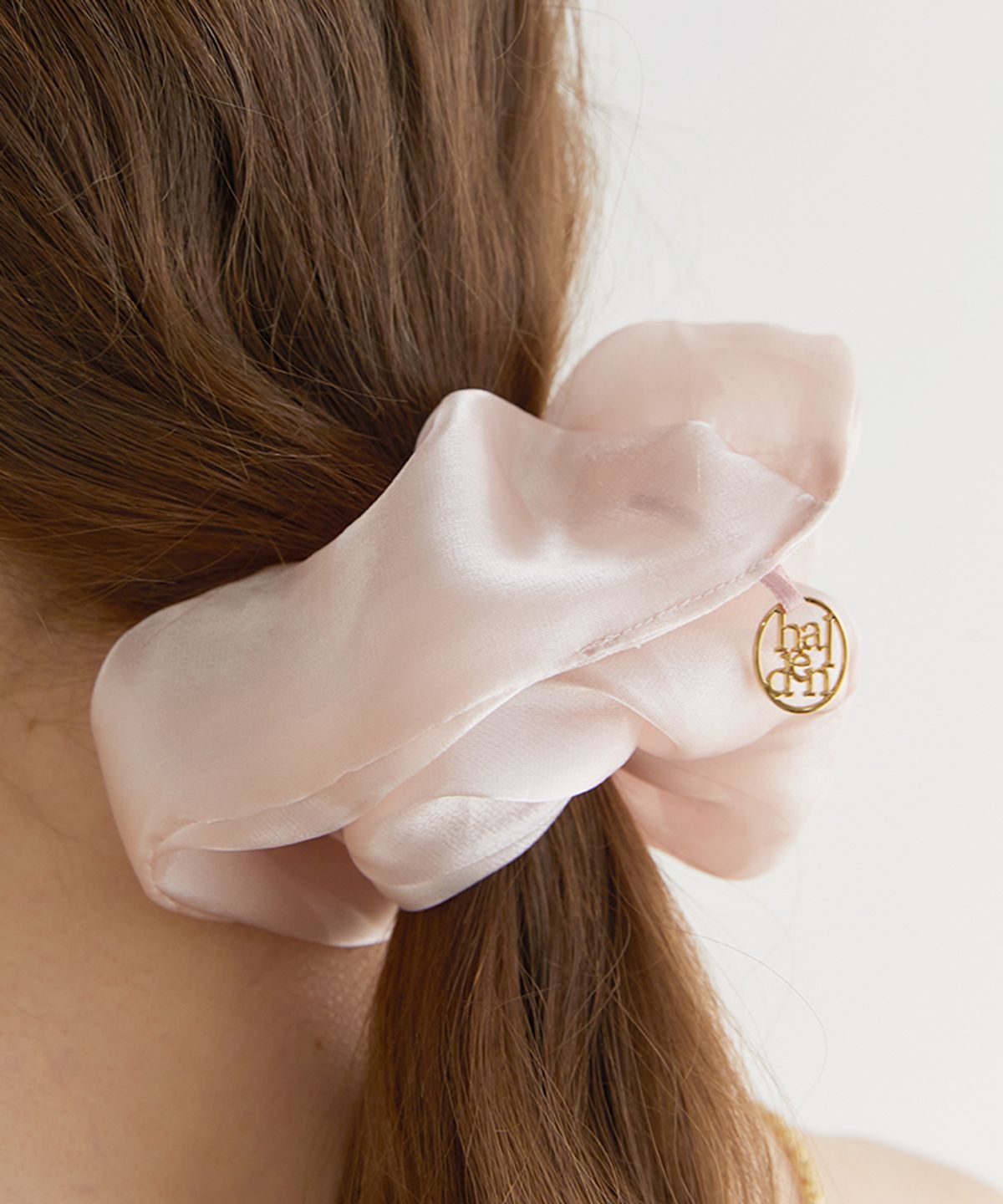 할렌(HALDEN) silk sheer logo pendant scrunchie (H009_light pink)
