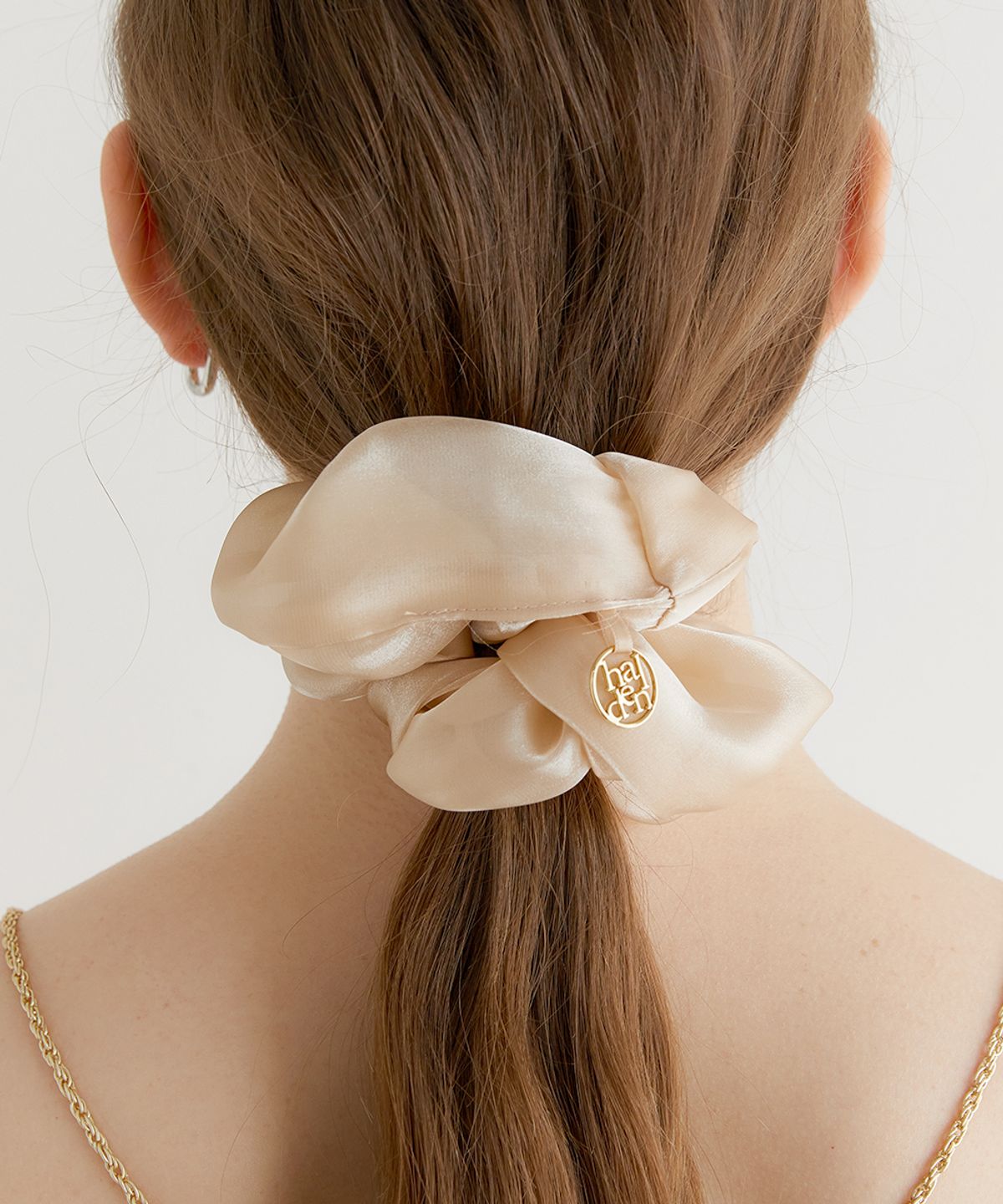 할렌(HALDEN) silk sheer logo pendant scrunchie (H009_beige)
