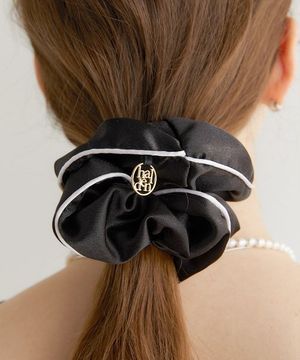 line satin logo pendant scrunchie (H010_black)