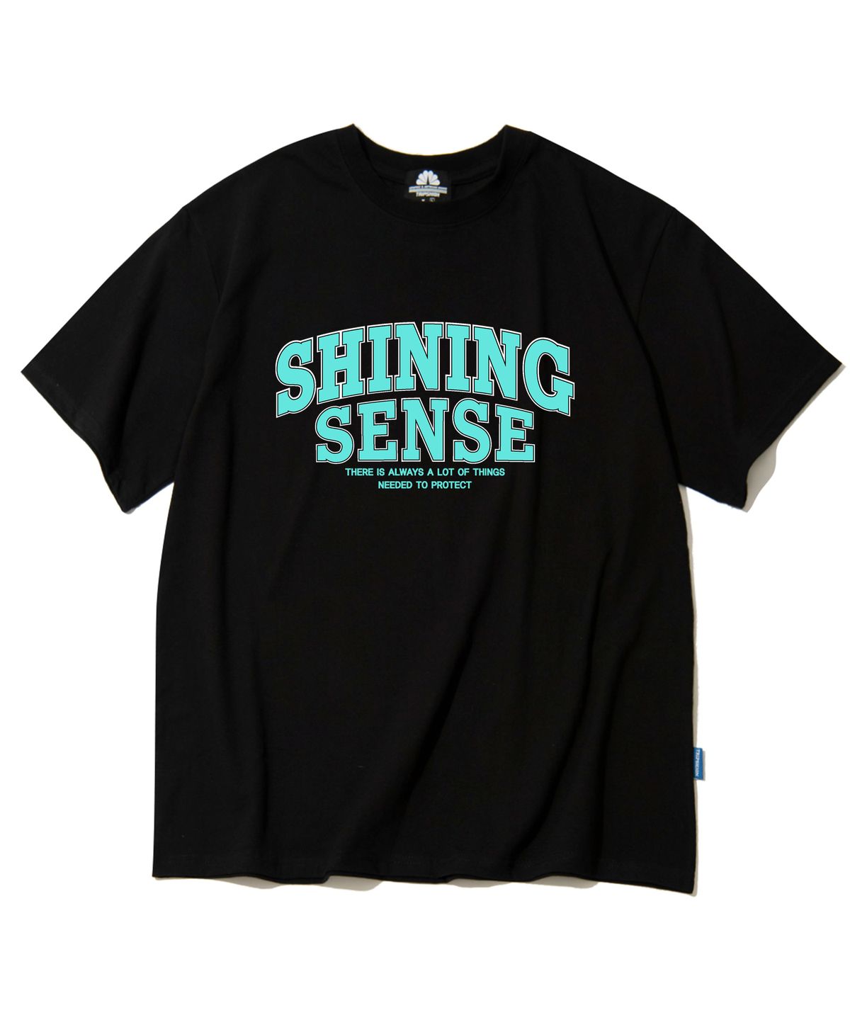 트립션(TRIPSHION) SHINING SENSE VARSITY LOGO 티셔츠 - 블랙
