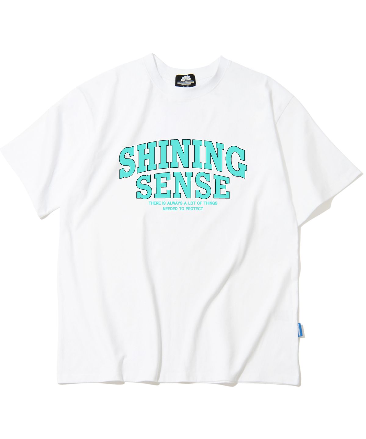 트립션(TRIPSHION) SHINING SENSE VARSITY LOGO 티셔츠 - 화이트