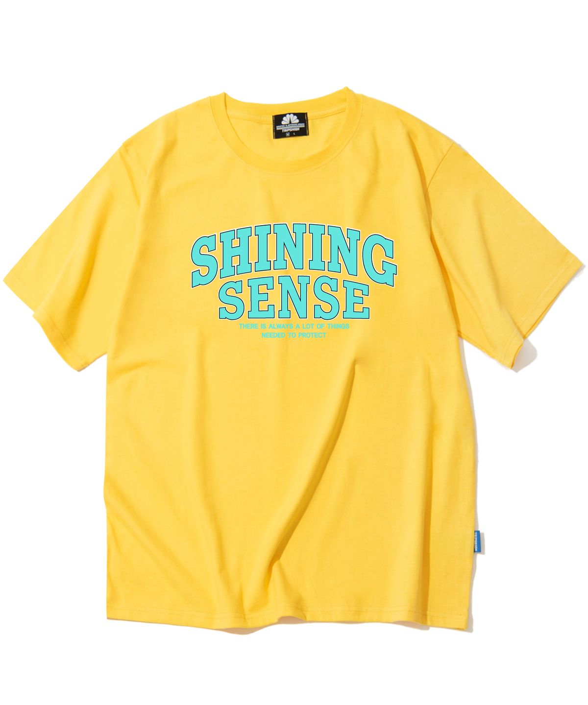 트립션(TRIPSHION) SHINING SENSE VARSITY LOGO 티셔츠 - 옐로우