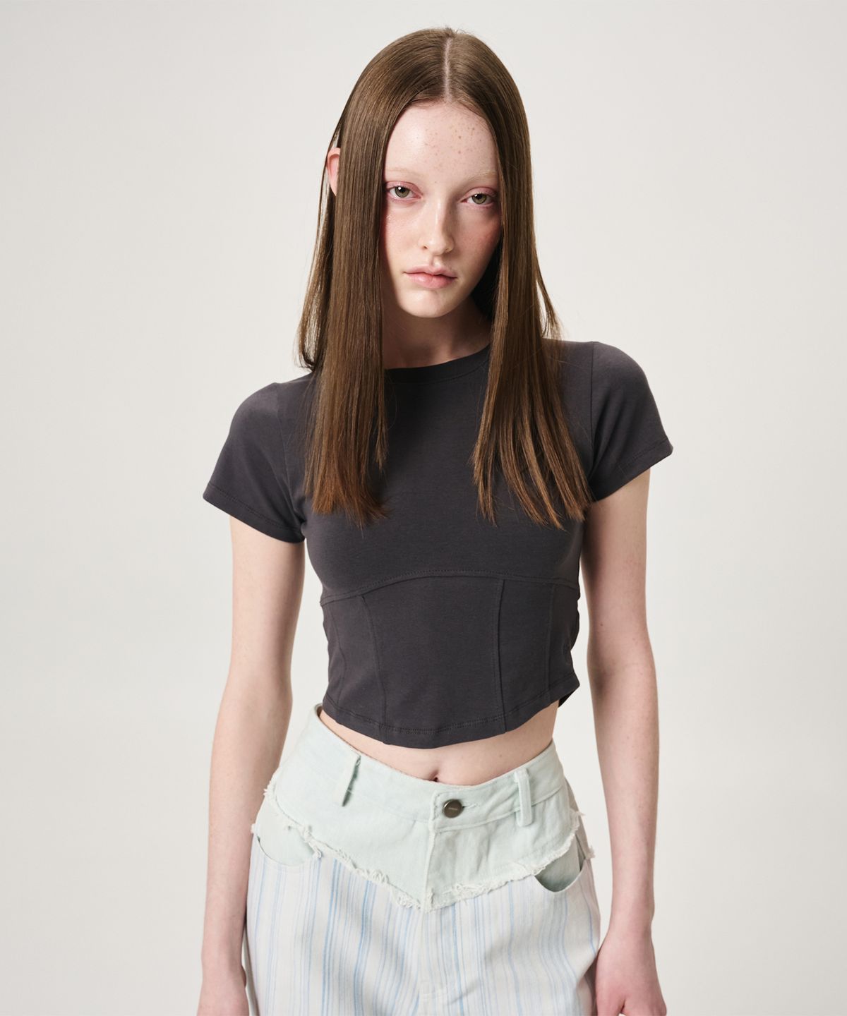 에트몽(ETMON) Back Slit Hook Detail T-Shirt, Charcoal