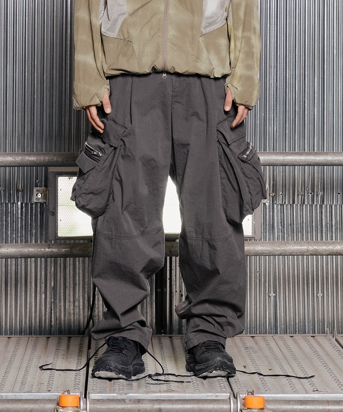 그레일즈(GRAILZ) OVAL LARGE FIT CARGO PANTS [GREY]