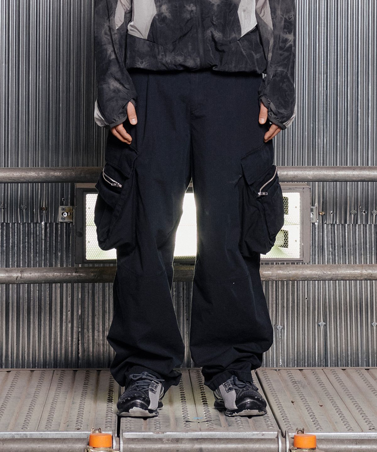 그레일즈(GRAILZ) OVAL LARGE FIT CARGO PANTS [BLACK]