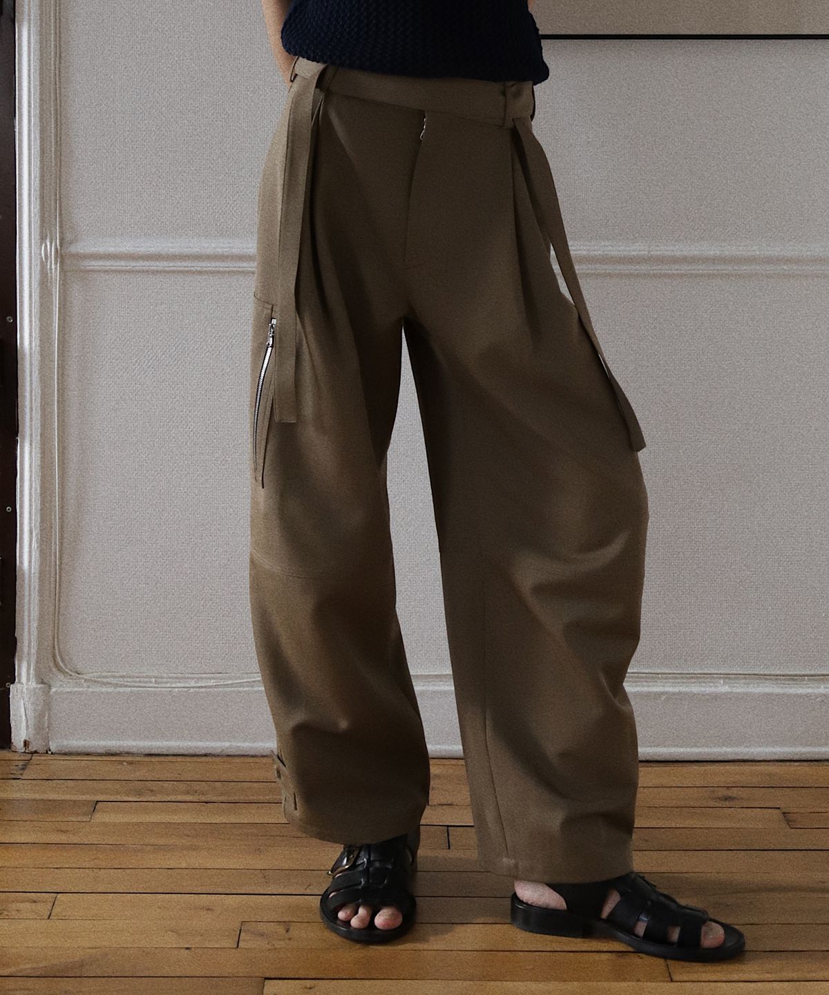 다로(DARO) BAUHAUS Zip Cargo Pants in Khaki