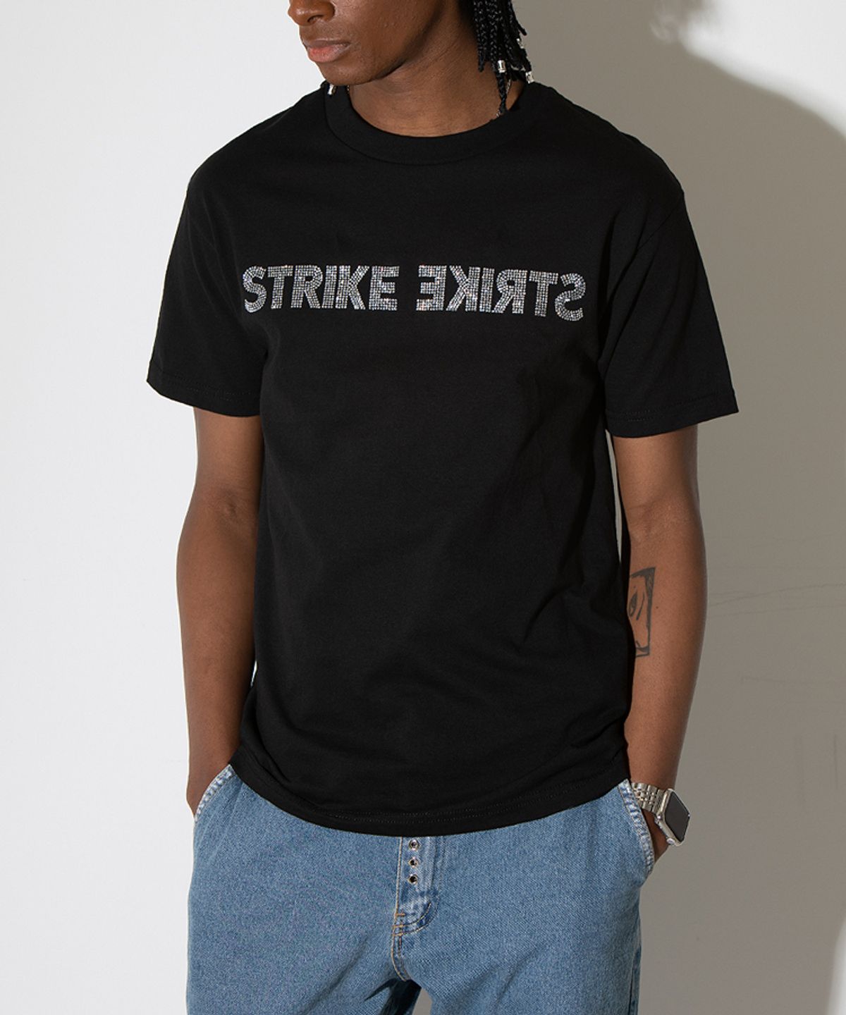 스트라이크(STRIKE) 스페셜리티 크리스탈 리버설 로고 티 (BLACK_SILVER)