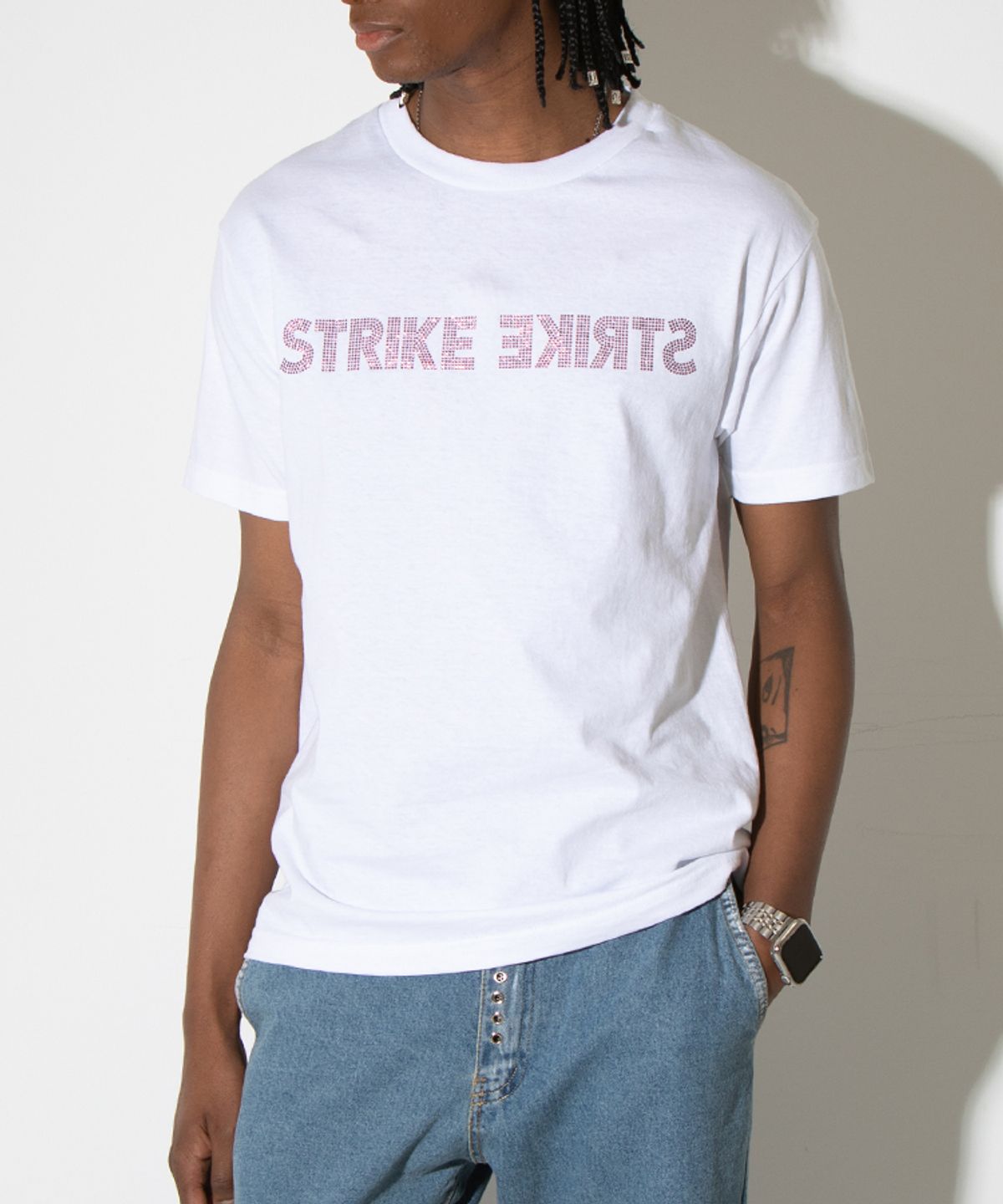 스트라이크(STRIKE) 스페셜리티 크리스탈 리버설 로고 티 (WHITE_PINK)