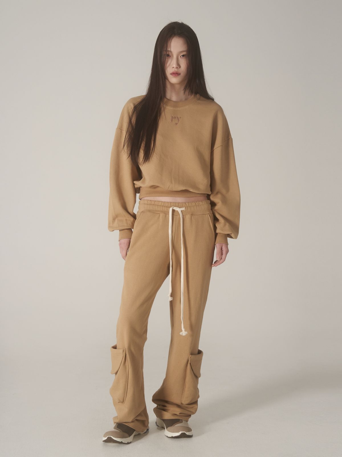 류영(RYUYOUNG) 부츠컷 카고 스웻 팬츠, 베이지