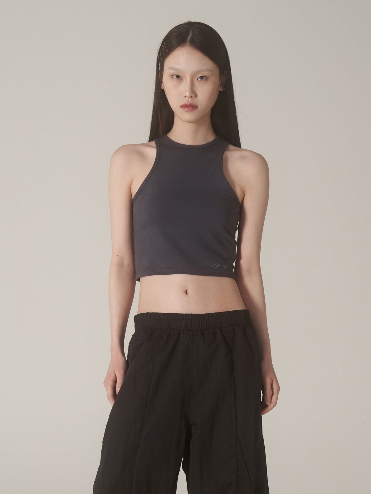 류영(RYUYOUNG) 로고 슬리브리스, 차콜