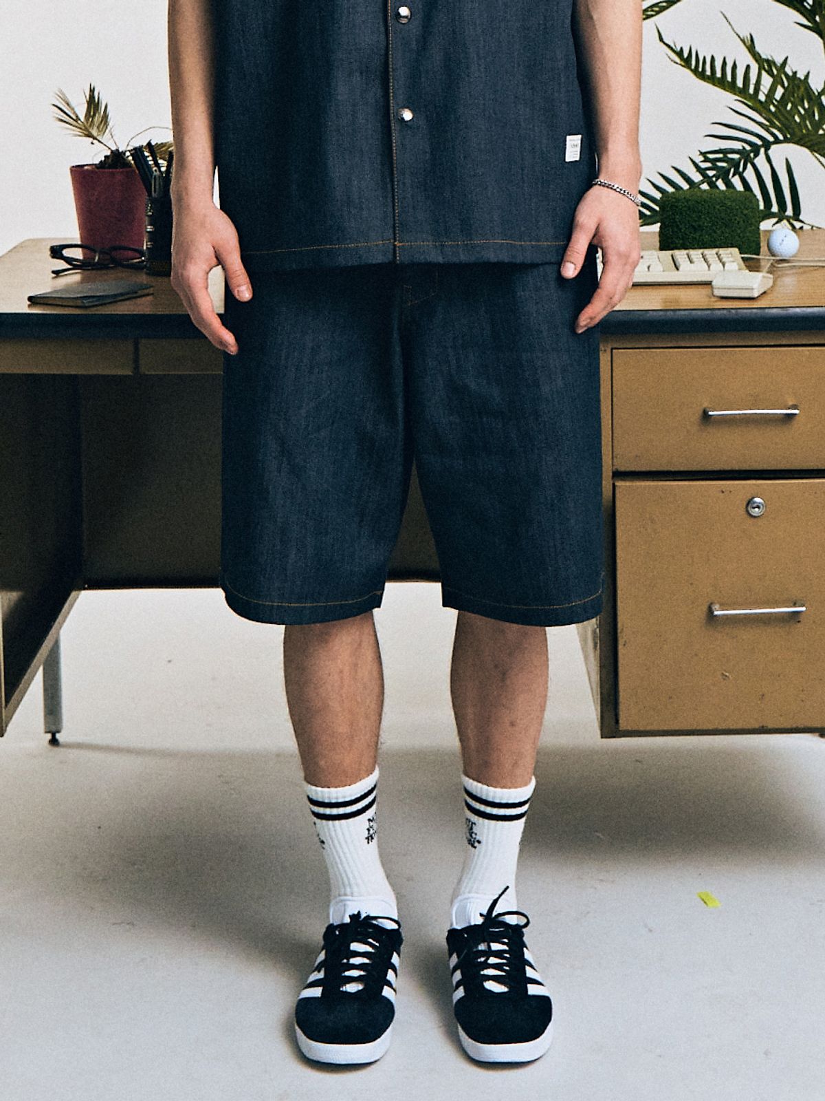 컨티먼트(CONTEMENT) LYOCELL DENIM LOOSE FIT SHORTS