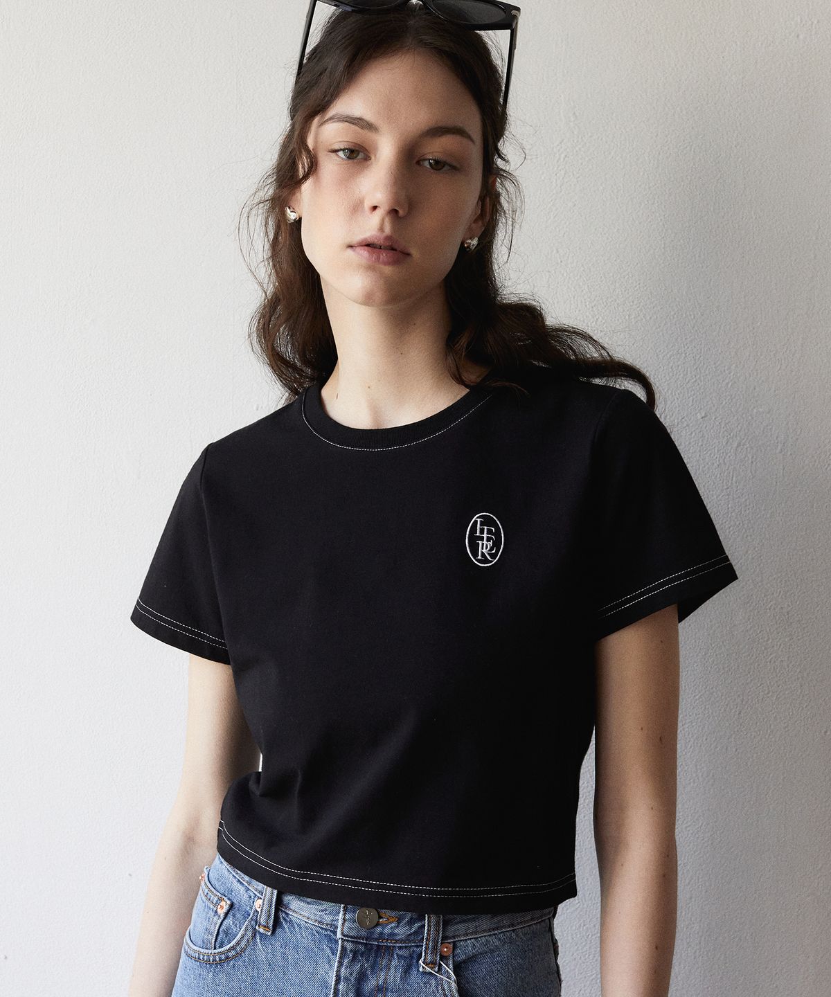 잇터(ITER) CLASSIC LOGO EMBROIDERY CROP T-SHIRT_BLACK
