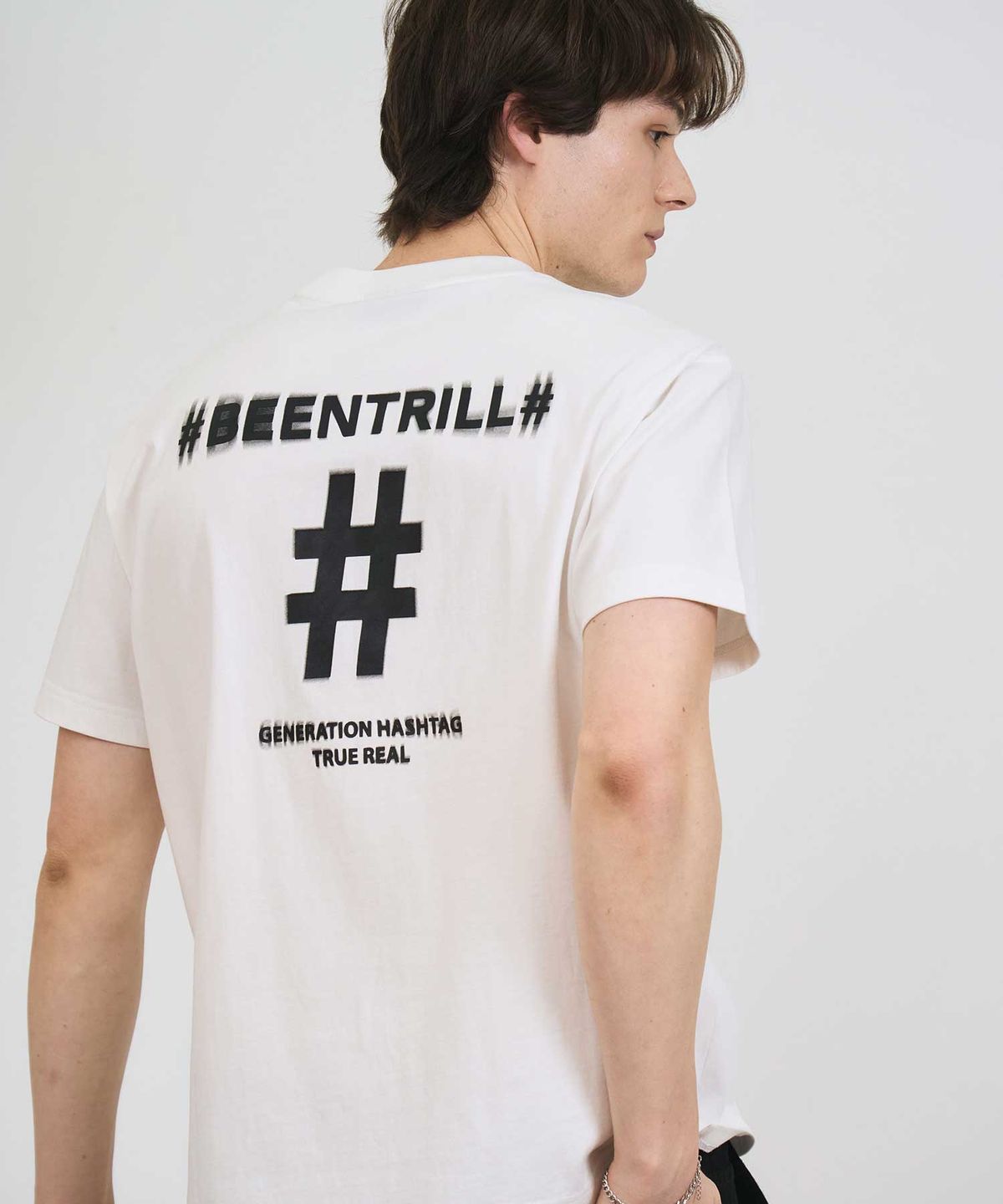 빈트릴(BEENTRILL) 쉐이크 해시태그 컴포트핏 티셔츠(오프 화이트)