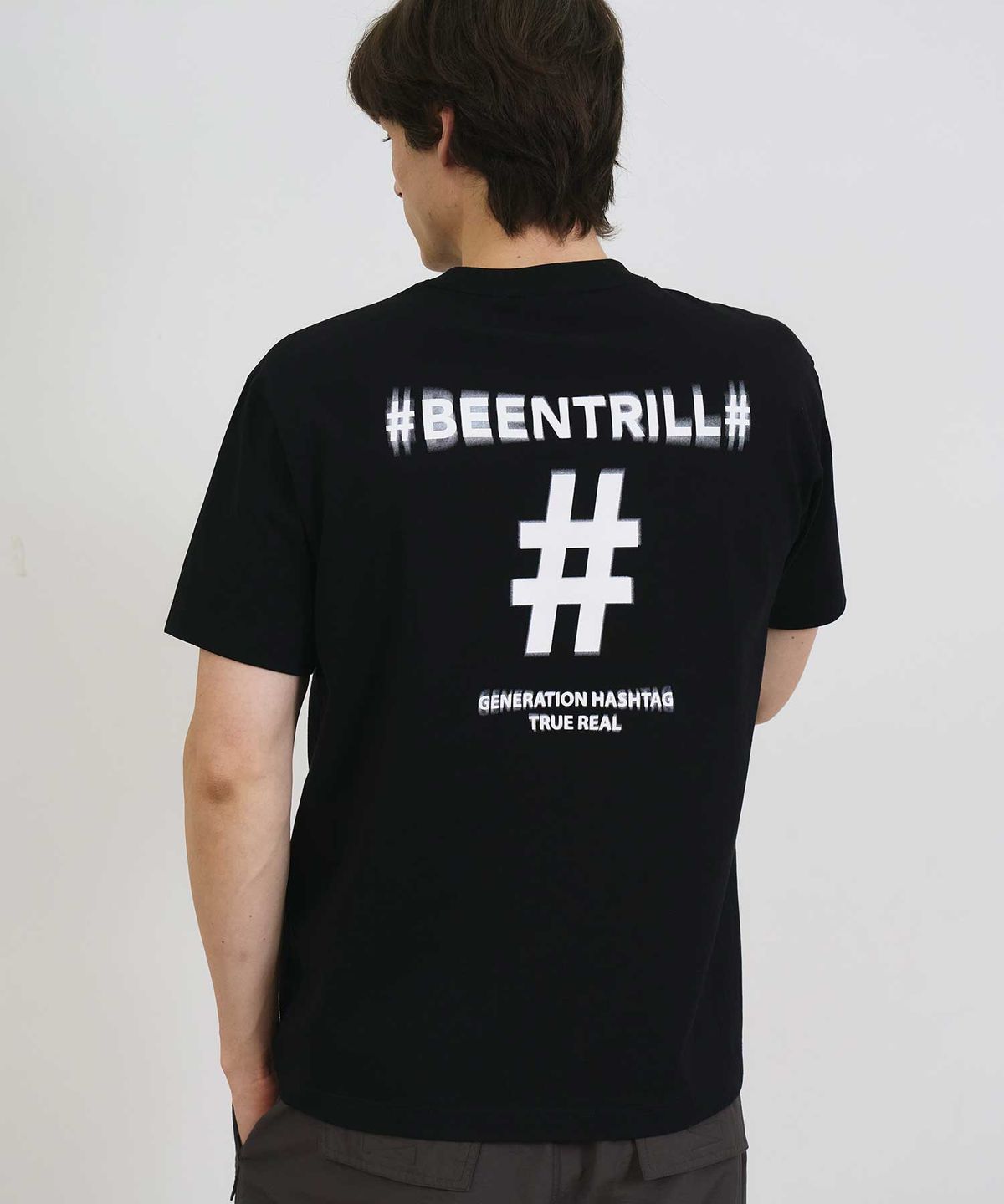 빈트릴(BEENTRILL) 쉐이크 해시태그 컴포트핏 티셔츠(블랙)