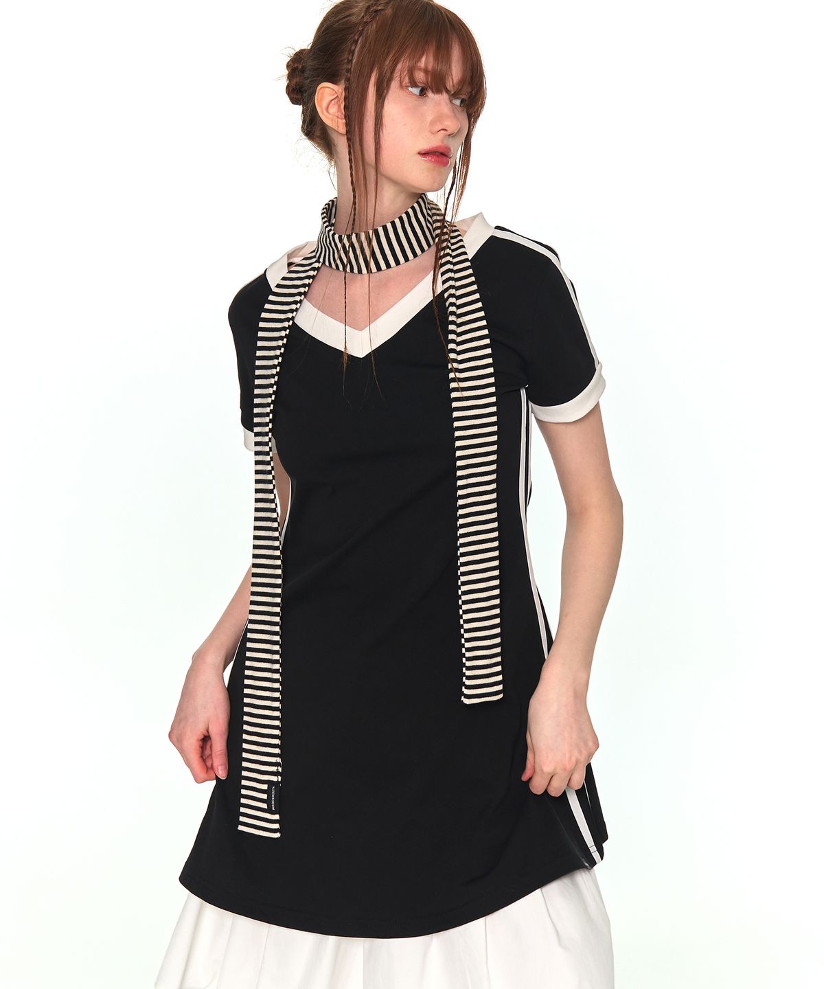 지제뮤지엄(ZIZEMUSEUM) V NECK LINE OPS (BLACK)