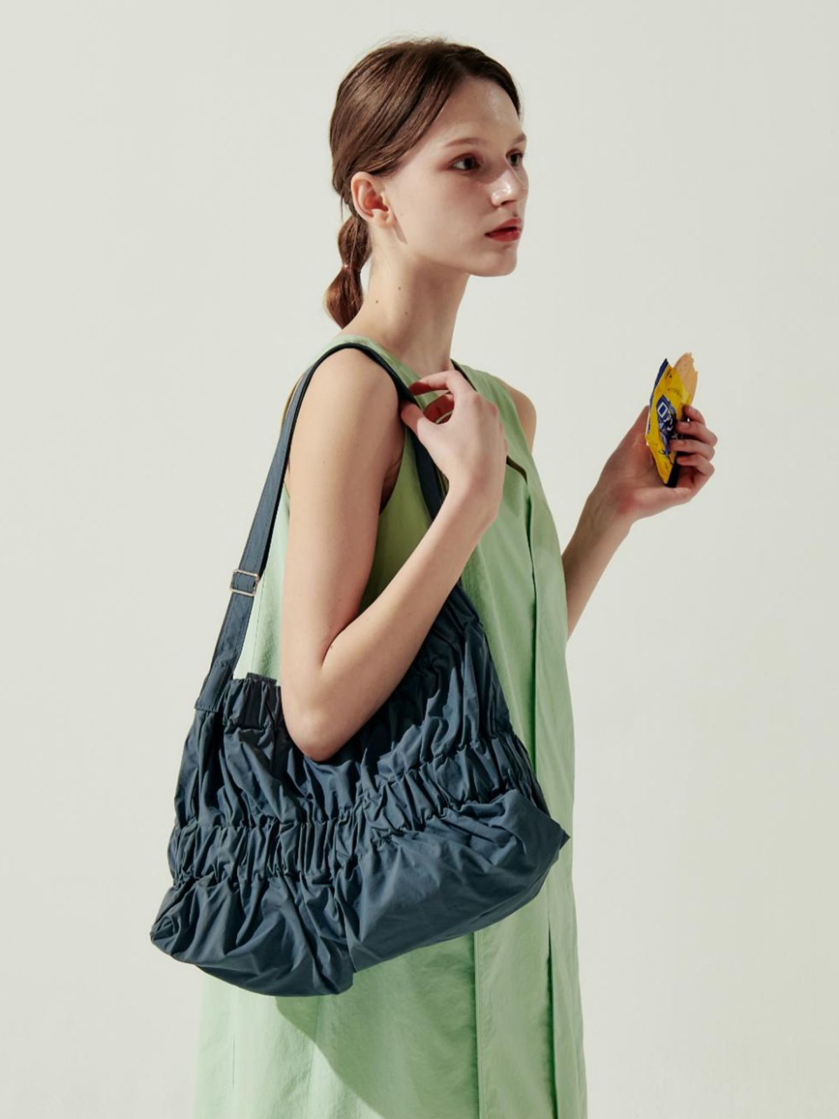 아코크(ACOC) M Tiered Cross Bag_Charcoal