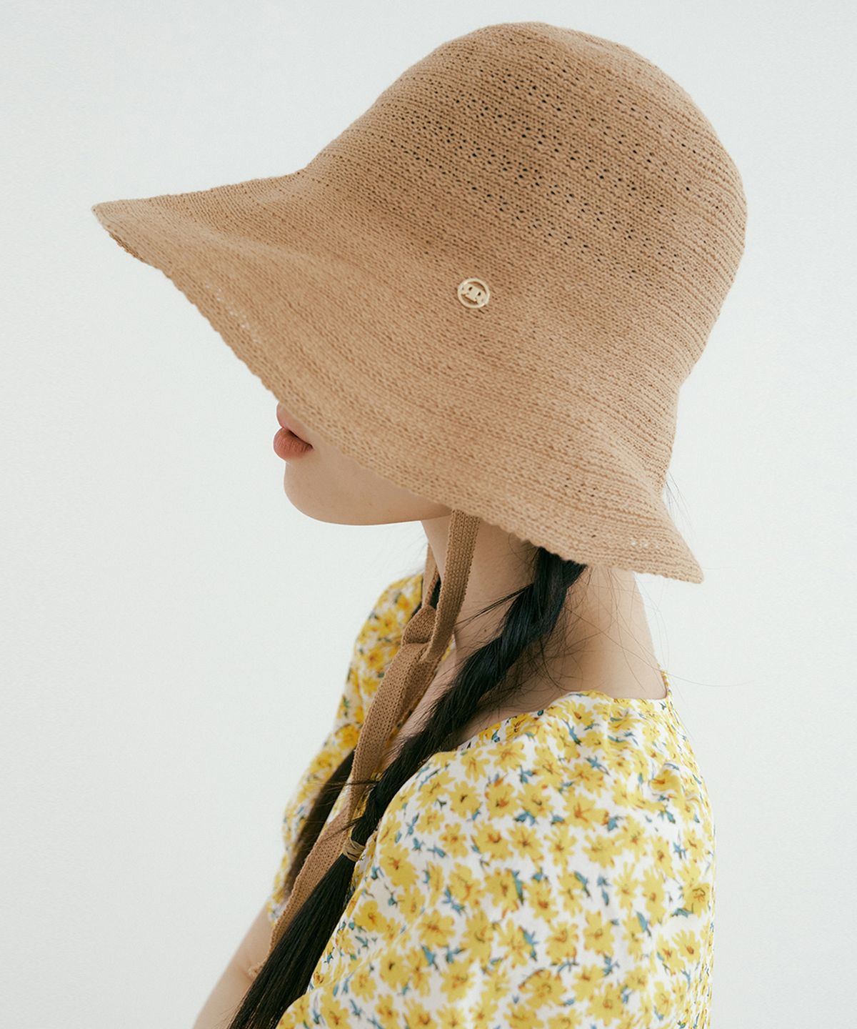 리올그(REORG) TIR LOGO CHARM RAFFIA HAT NATURAL