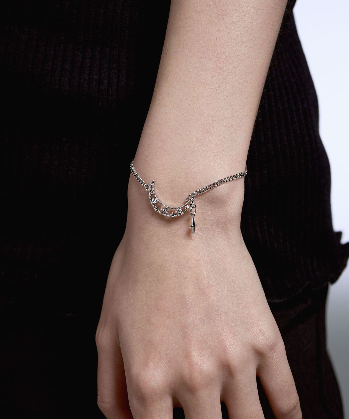 하와(HAWHA) Drop Half Moon Bracelet
