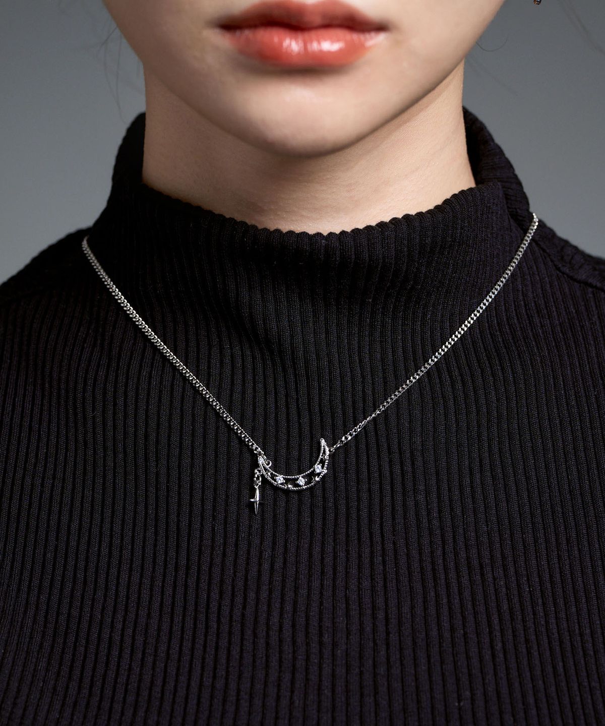 하와(HAWHA) Drop Half Moon Necklace