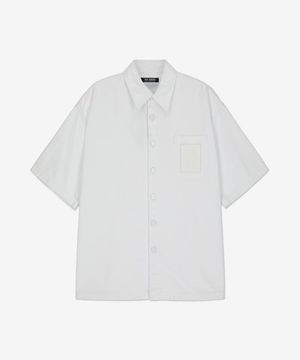 오버사이즈 로고 패치 반소매 셔츠 - 화이트 / 231M2450010