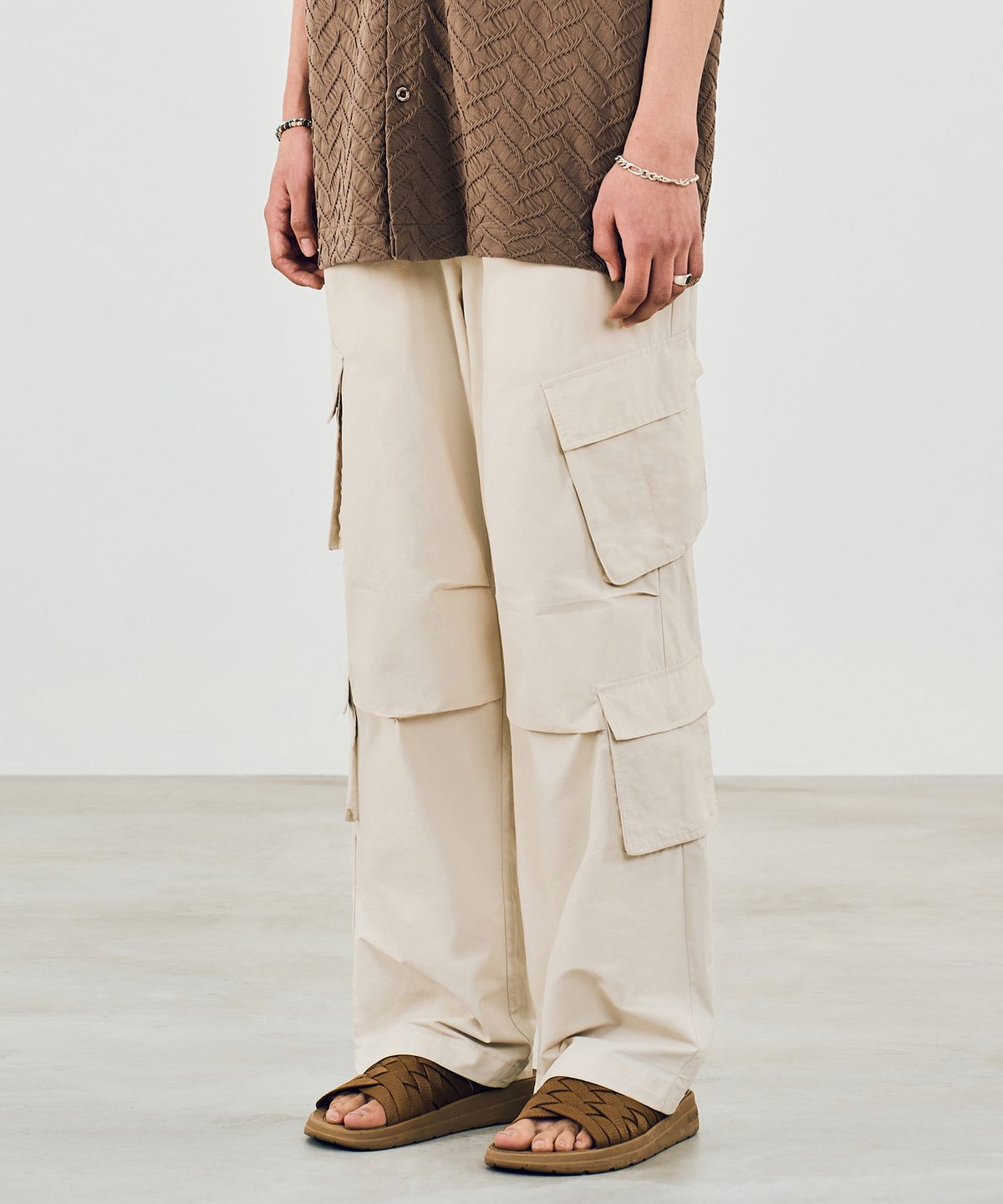 비바스튜디오(VIVASTUDIO) NYLON CARGO PANTS [SAND BEIGE]