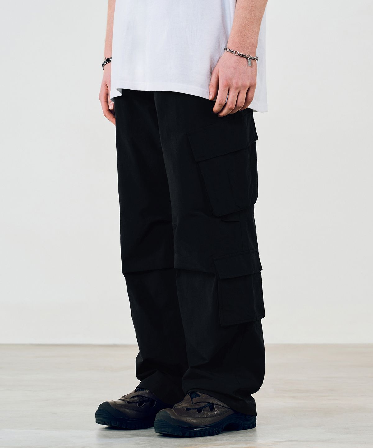 비바스튜디오(VIVASTUDIO) NYLON CARGO PANTS [BLACK]