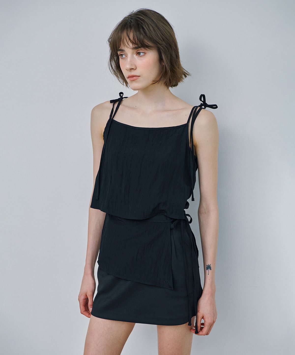 마롯(MARROT) VISCOSE STRING SLEEVELESS_BLACK