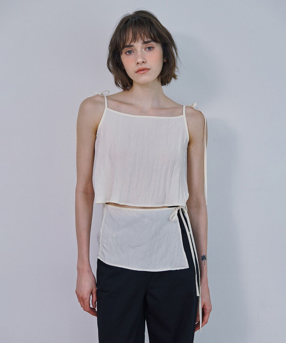마롯(MARROT) VISCOSE STRING SLEEVELESS_IVORY