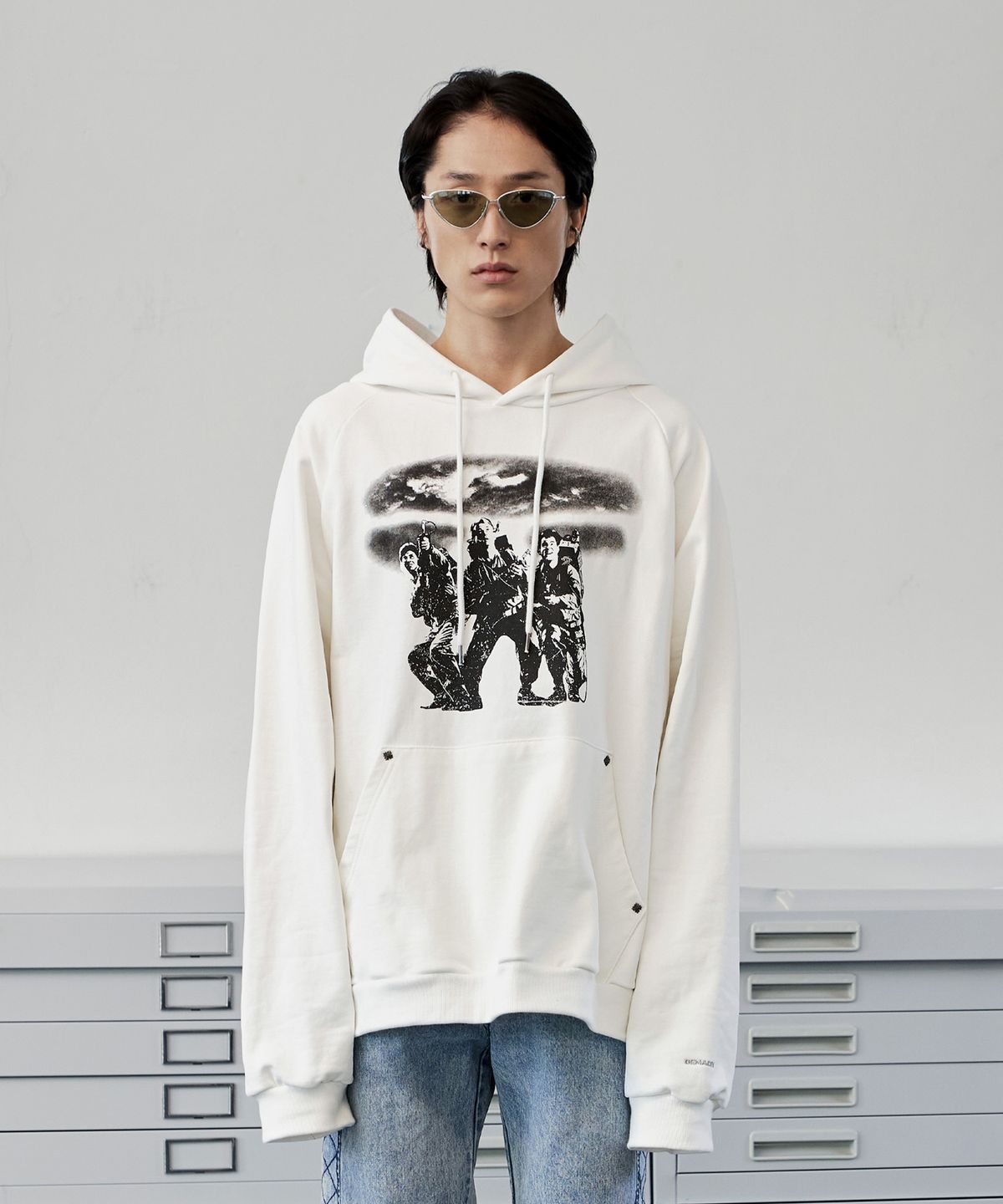 디메이든(DEMADEN) THREE SWEEPERS VINTAGE HOODIE WHITE