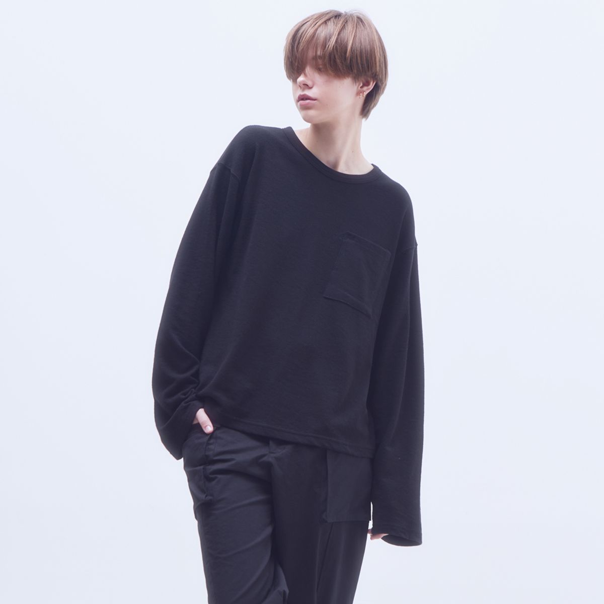 모스(MOTH) 오버핏 포켓 자수 티셔츠_블랙