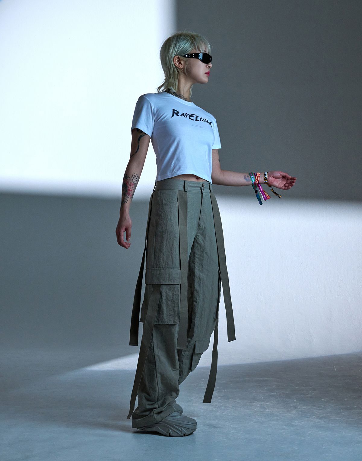 러브레이브리브(LOVERAVELIVE) DIVERSE POKET STRAP CARGO PANTS(KHAKI BEIGE)