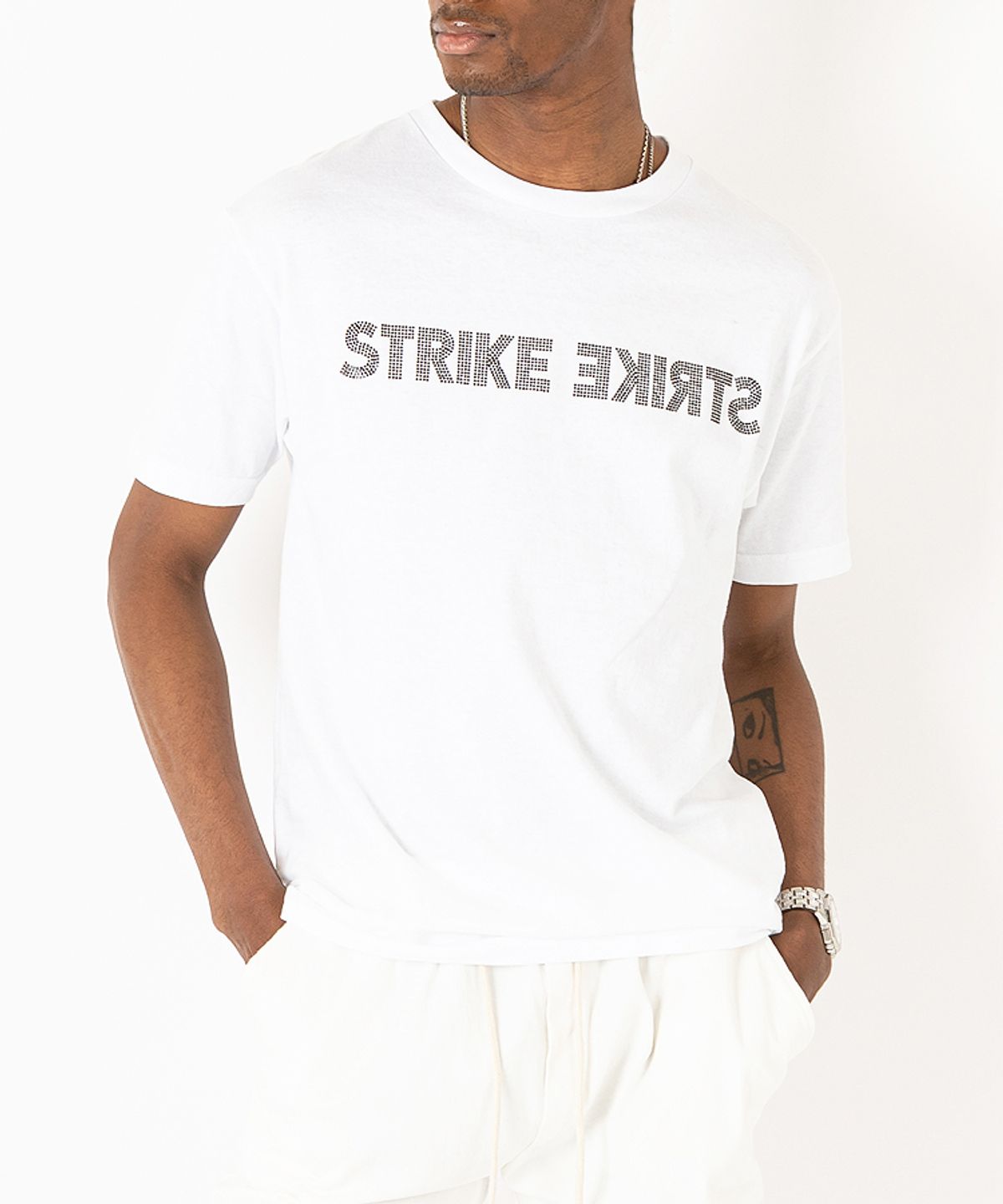 스트라이크(STRIKE) 스페셜리티 크리스탈 리버설 로고 티 (WHITE_BLACK)