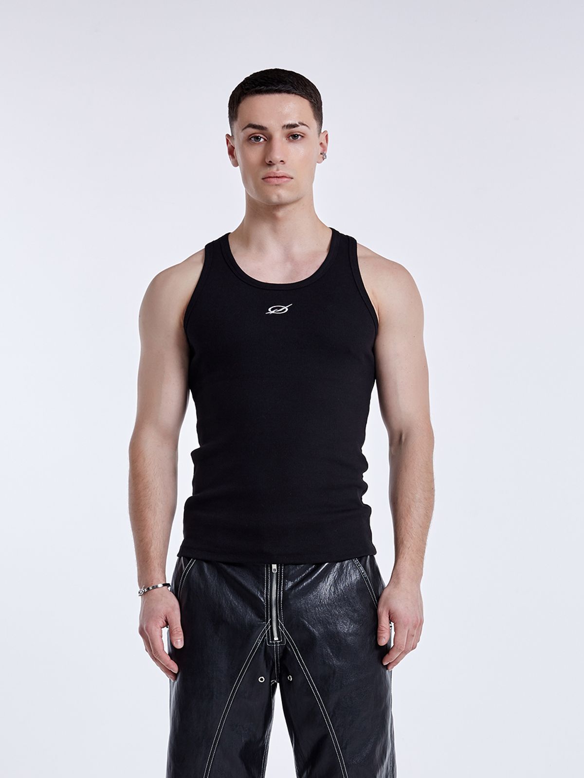 51퍼센트(51PERCENT) Basic curve sleeveless - Black