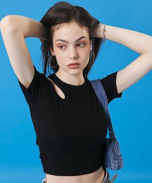 WOMEN 크롭 컷아웃 슬림 골지 반팔티 [BLACK]