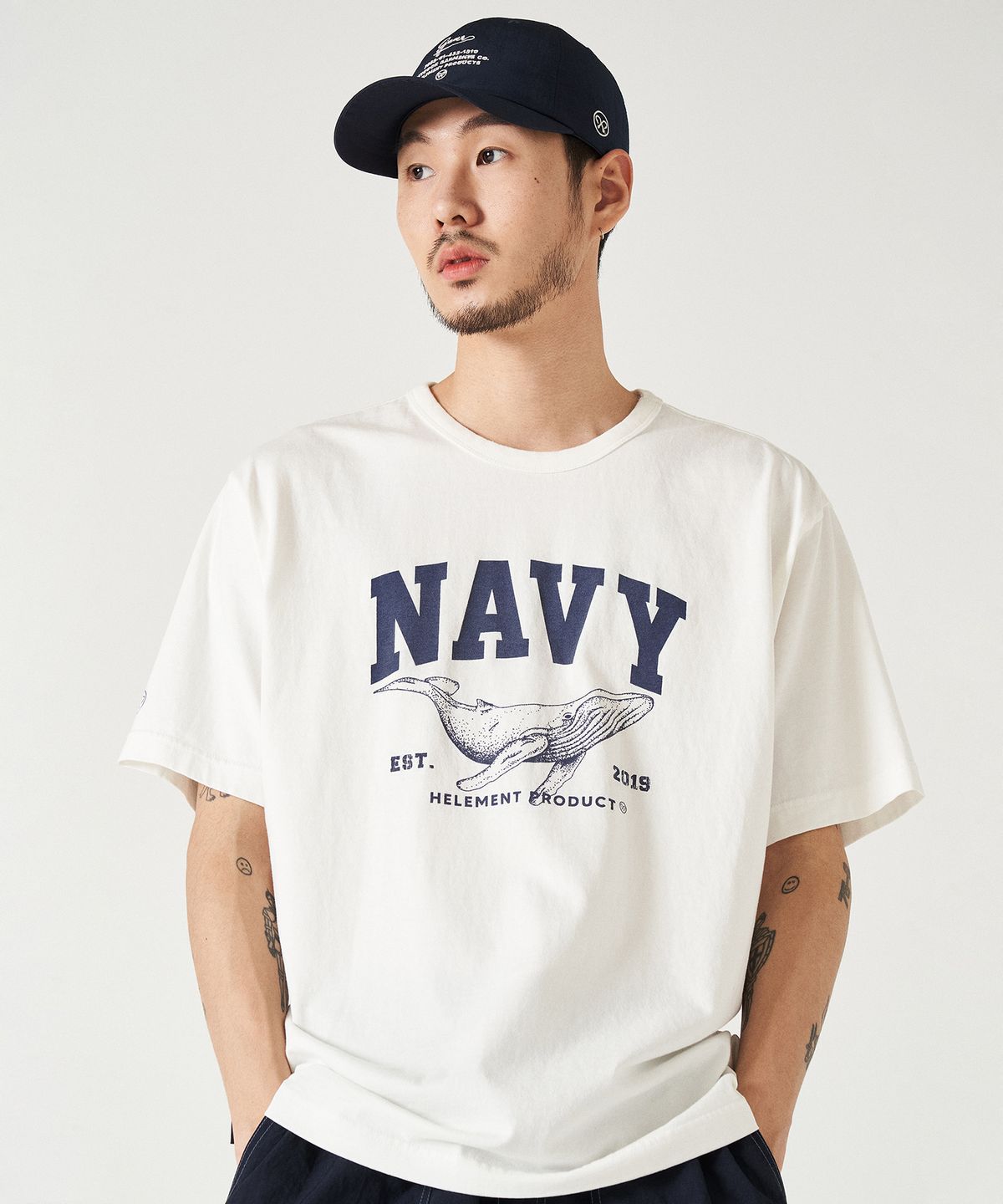 힐리먼트(HELEMENT) 앵글러 그래픽 반팔티 (WHITE)