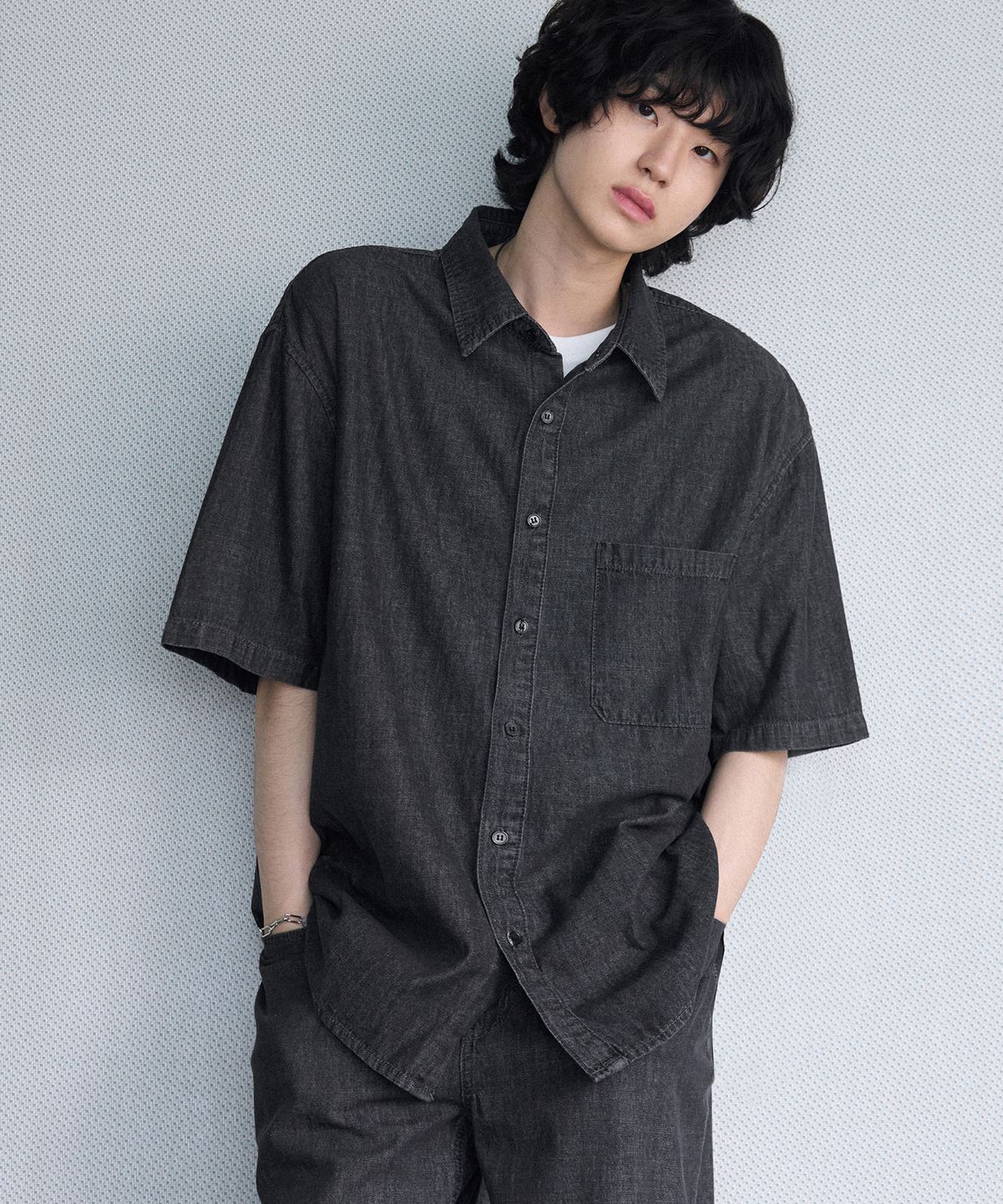 아워데이즈(OURDAYZ) 쿨 린넨 라이크 데님 하프 셔츠 [GRAYISH BLACK]