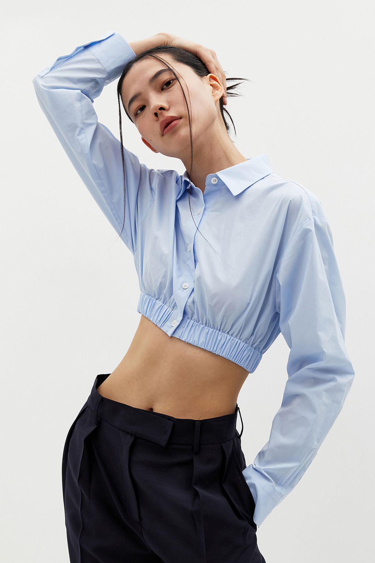블랑드누아(BLANC de NOIRS) 세미오버핏 크롭 밴딩 코튼 셔츠 (스카이블루)