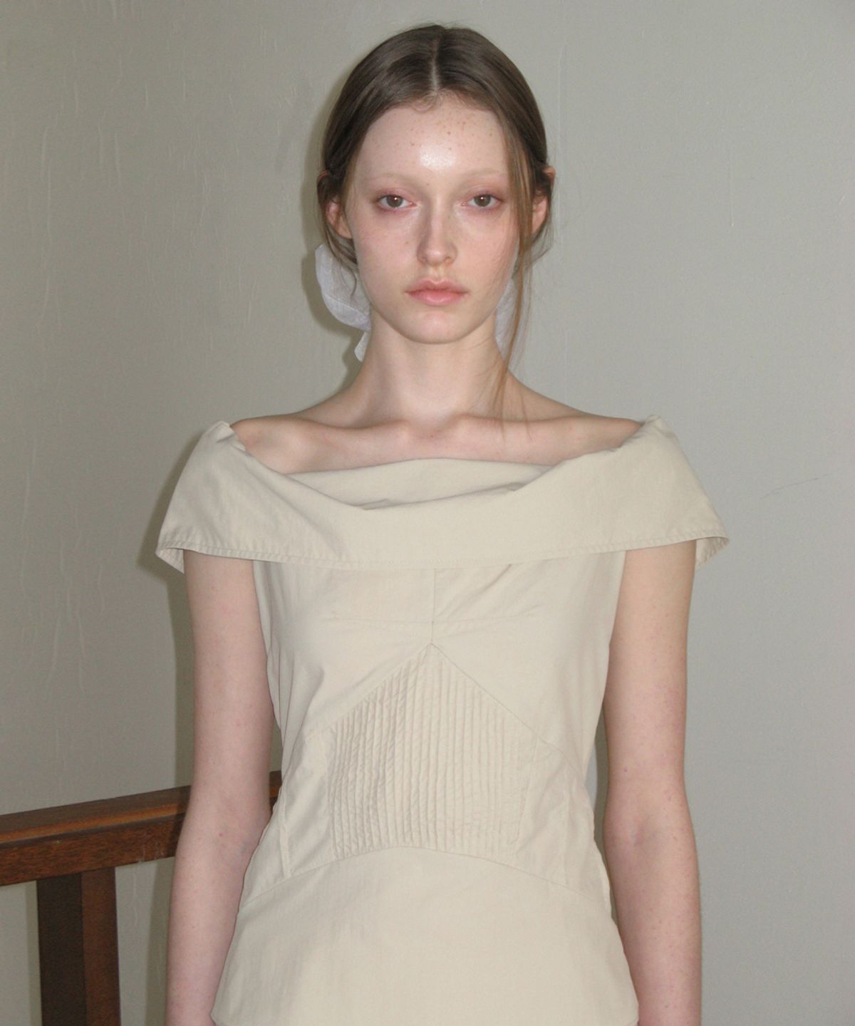시눈(SINOON) OFF-SHOULDER PINTUCK BLOUSE (LIGHT BEIGE)