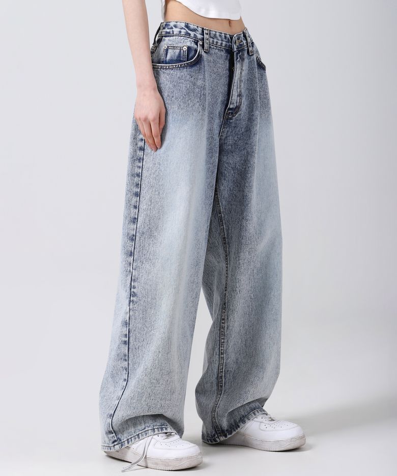 this is wide denim pants snow BLUE