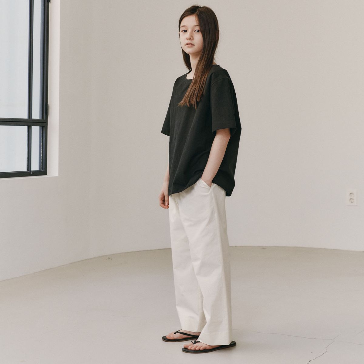 벤(BBEEEENN) 사이드 버튼 크루즈 하프 T_블랙