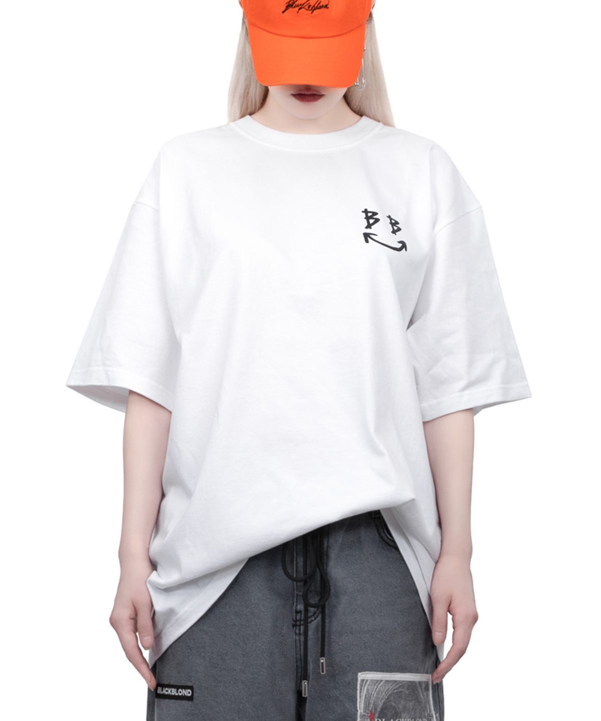 블랙블론드(BLACKBLOND) 비비디 클래식 스마일 로고 티셔츠 (화이트)