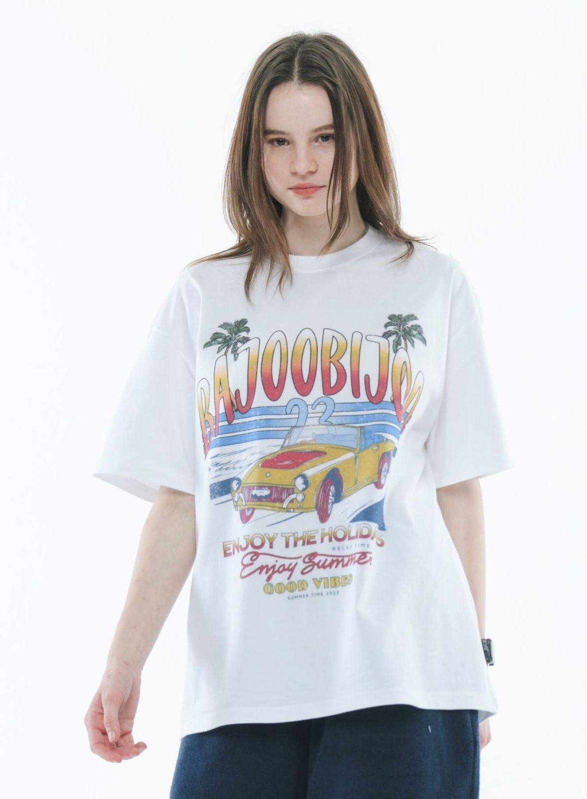 바쥬비쥬(BAJOO BIJOO) HOLIDAY GRAPHIC OVER FIT TEE [WHITE]