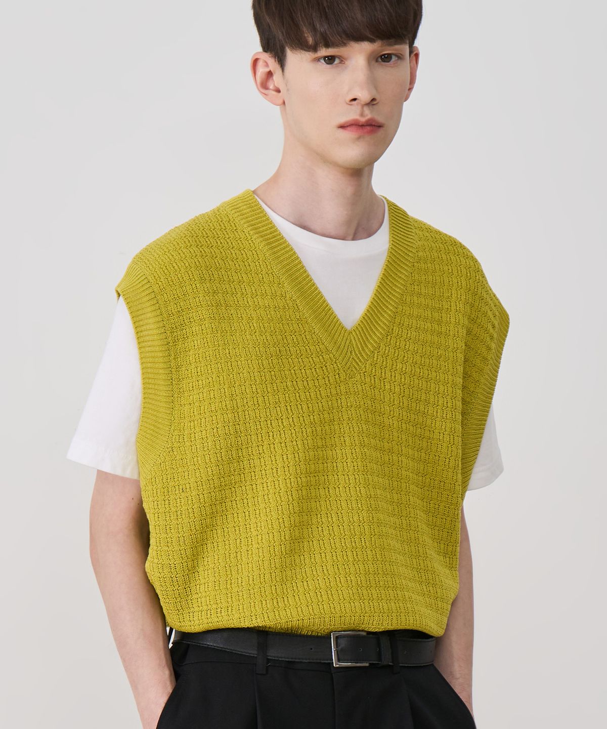클로어(KLOR) 솔리드 디멘션 브이넥 니트 베스트 (YELLOW GREEN)
