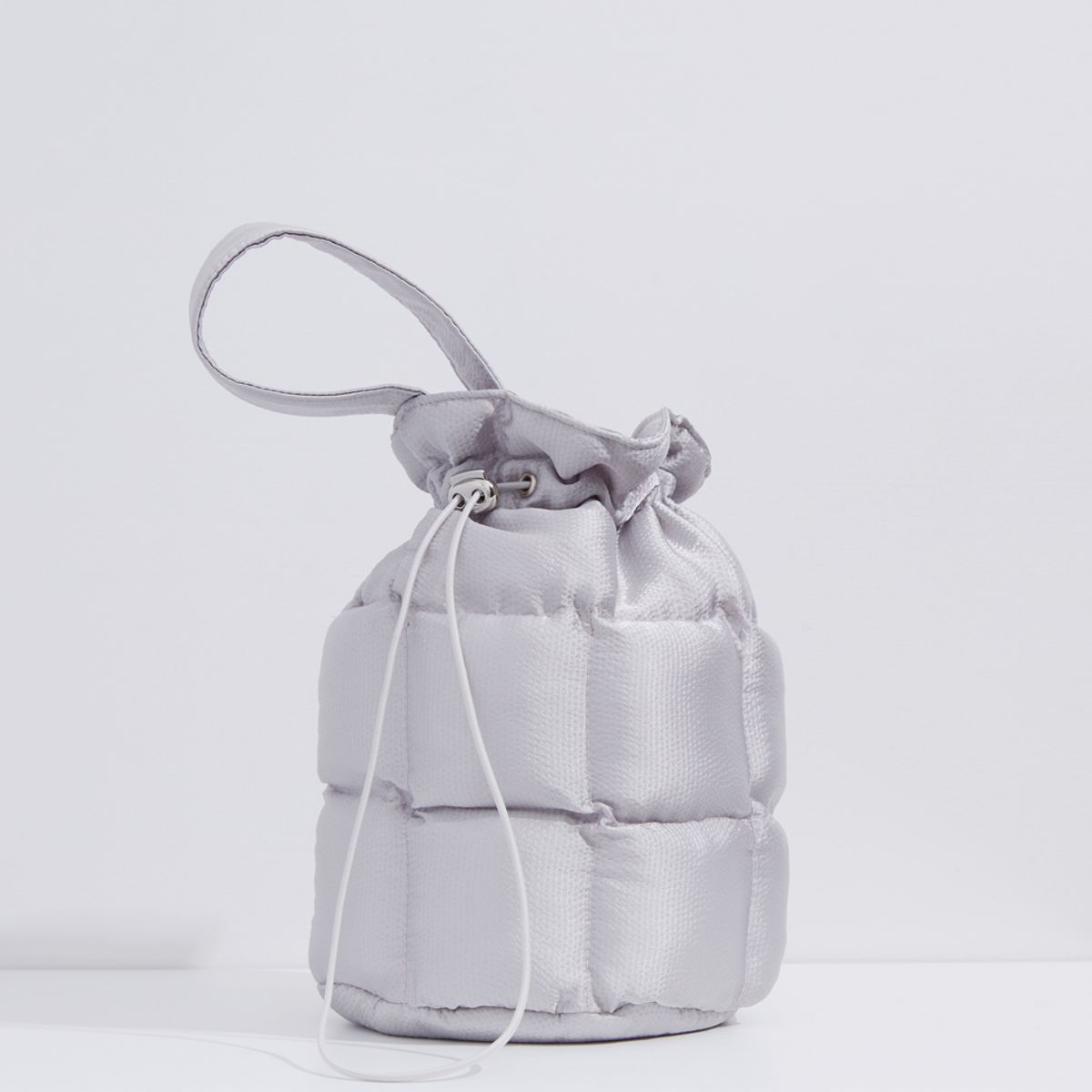 이지지(EEGEEGEE) Puper Roll Bag [Silver]