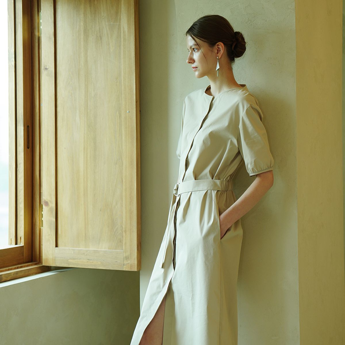 아쿠드(ACUD) Chain Detail Round Neck Shirt Dress _ Beige