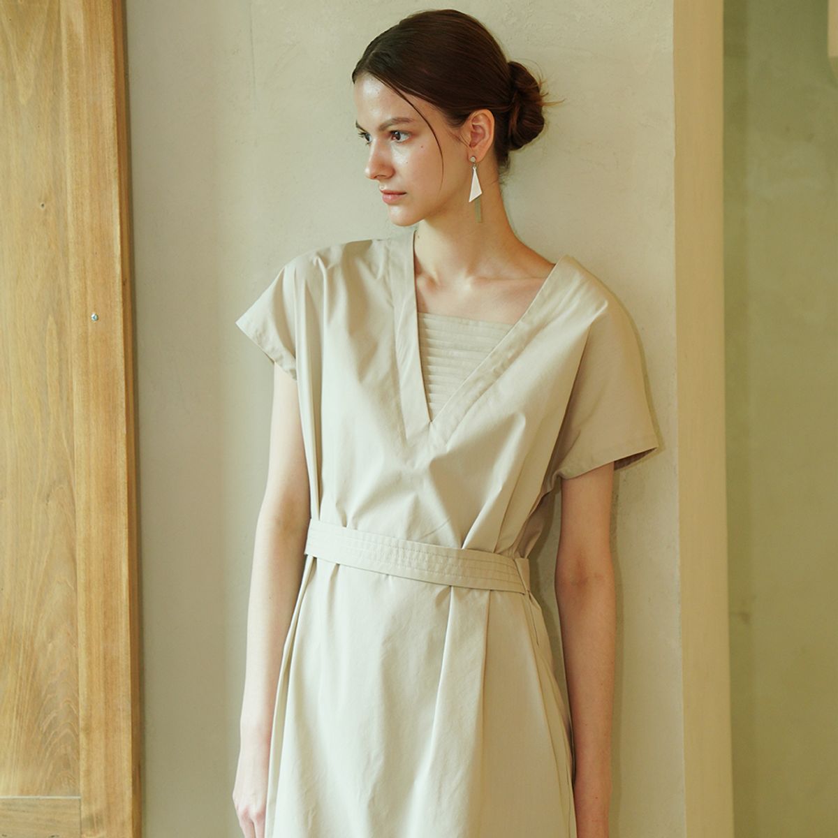 아쿠드(ACUD) Pintuck Detail V-neck Dress _ Beige