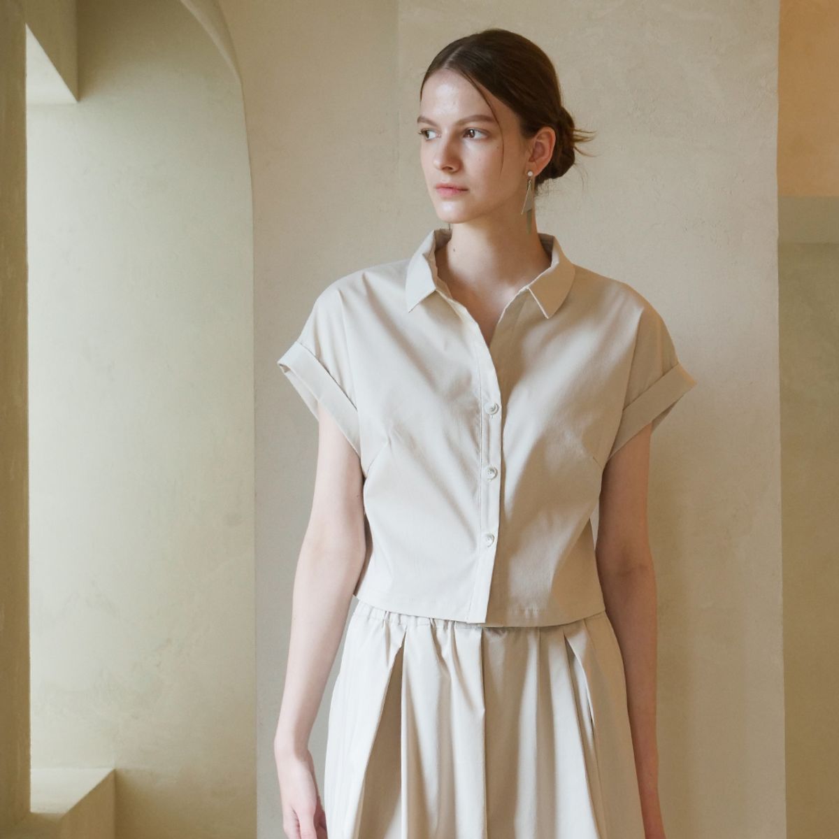 아쿠드(ACUD) Back Detail Crop Shirt _ Beige