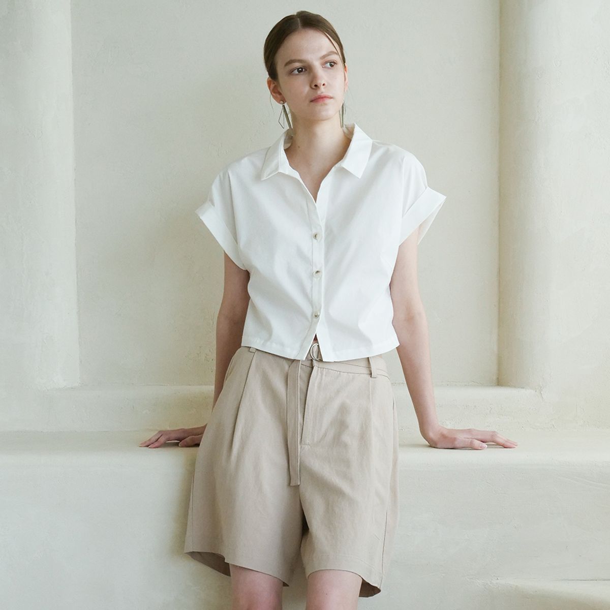 아쿠드(ACUD) Back Detail Crop Shirt _ White